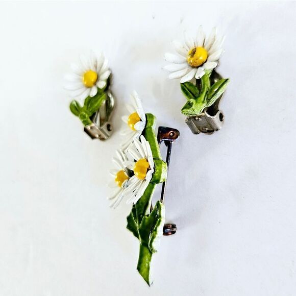 Vintage 1960's Demi Parure Metal Enameled Daisy Floral Brooch Pin Earrings Set - Picture 2 of 7